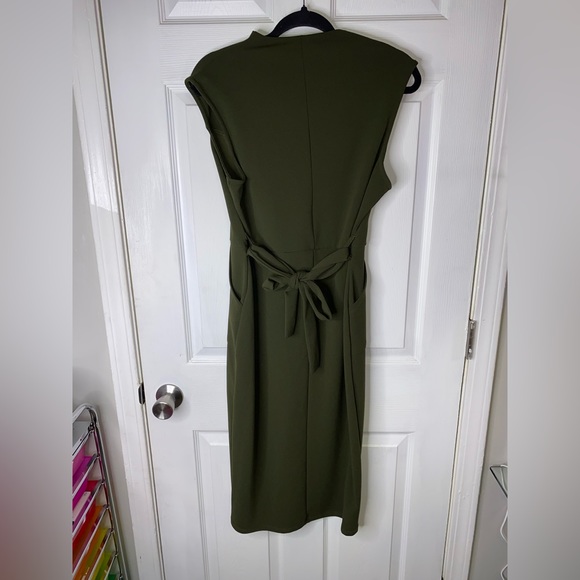 Girlies this dress gives me powerful woman vibes for work or business dinners - Picture 3 of 4